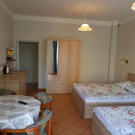 ホームステイ Sofia ジブヌベク